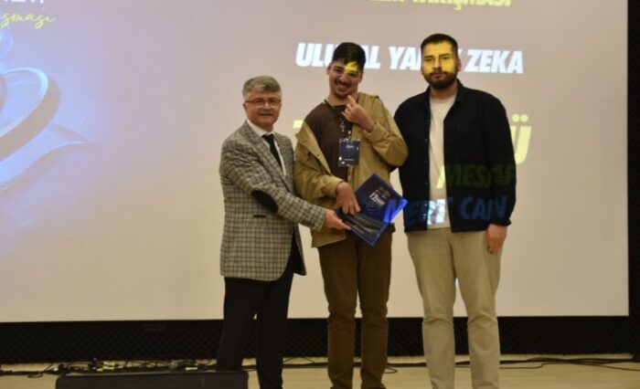 12-egeart-kisa-film-festivali-odul-toreni-33-768x512-1